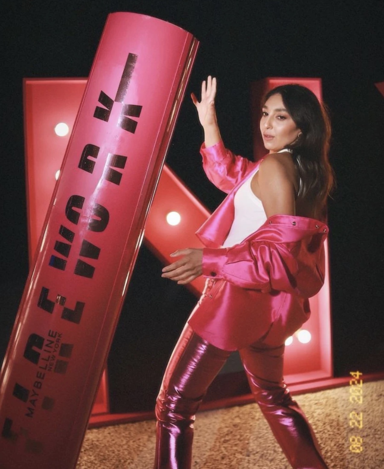 Mannequin portant un rouge à lèvres Lila Beauté